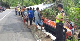 MOBIL NYEMPLUNG PEKARANGAN WARGA